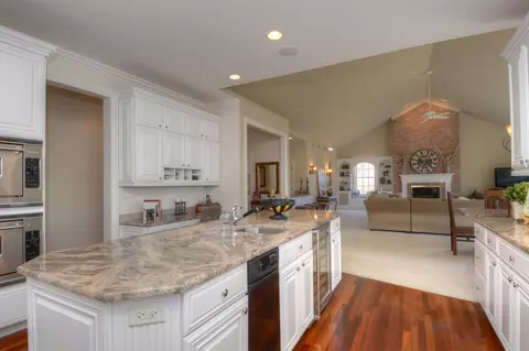 Kitchen - 31 W121 Grove Pl, Wayne, IL 60184 photo 4 of 8
