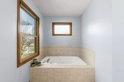 Bath - 965 Westgate Dr, Aurora, IL 60506 photo 1 of 6