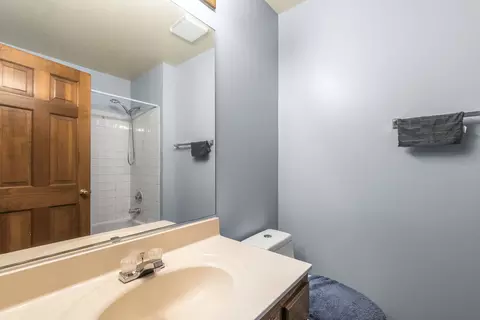 Bath - 965 Westgate Dr, Aurora, IL 60506 photo 2 of 6