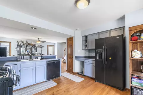 Kitchen - 965 Westgate Dr, Aurora, IL 60506 photo 3 of 4