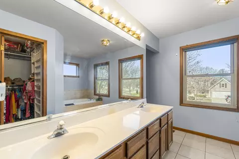 Bath - 965 Westgate Dr, Aurora, IL 60506 photo 5 of 6