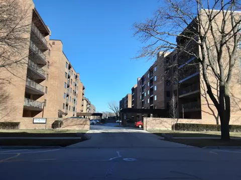 905 Center St #309, Des Plaines, IL 60016