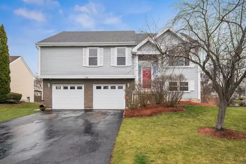 608 Crimson Dr, Crystal Lake, IL 60014