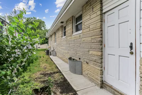 Exterior - 402 S James St, Champaign, IL 61821 photo 6 of 7