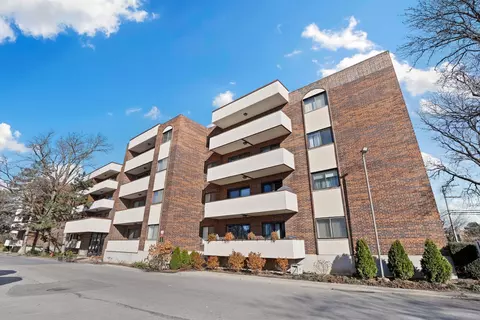9240 Gross Point Rd #106, Skokie, IL 60077