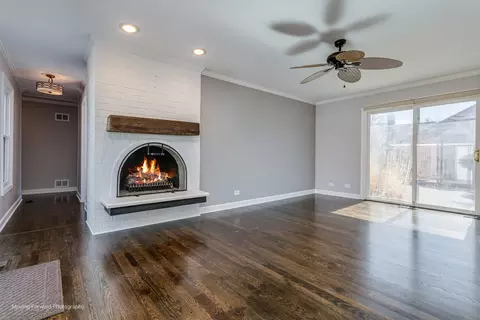 Living - 1 Old Saybrook On Auburn, Rolling Meadows, IL 60008 photo 1 of 3