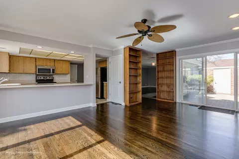 Living - 1 Old Saybrook On Auburn, Rolling Meadows, IL 60008 photo 3 of 3