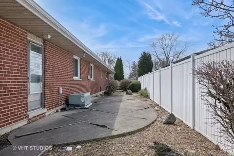 Exterior - 660 Dara James Rd, Des Plaines, IL 60016 photo 2 of 2