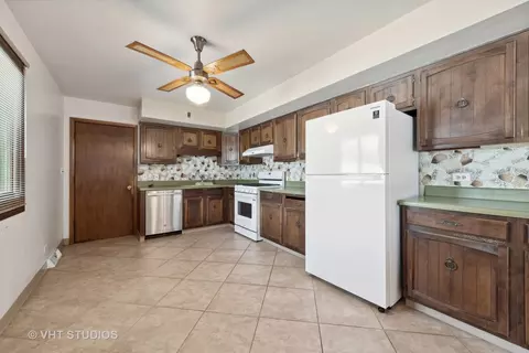 Kitchen - 660 Dara James Rd, Des Plaines, IL 60016 photo 1 of 1