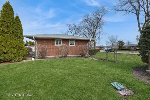 Exterior - 660 Dara James Rd, Des Plaines, IL 60016 photo 1 of 2