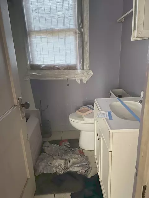 Bath - 22 E 101st Pl, Chicago, IL 60628 photo 1 of 2