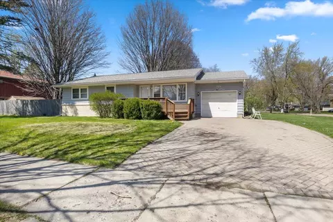 704 Redwood Dr, Aurora, IL 60506