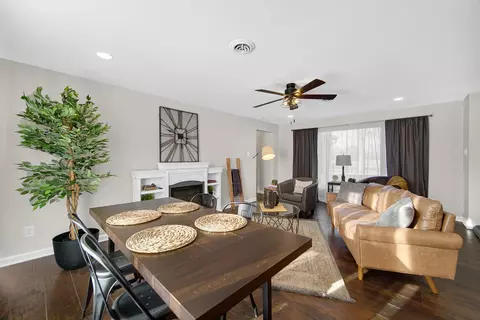 Living - 2414 Waldron Rd, Kankakee, IL 60901 photo 2 of 5