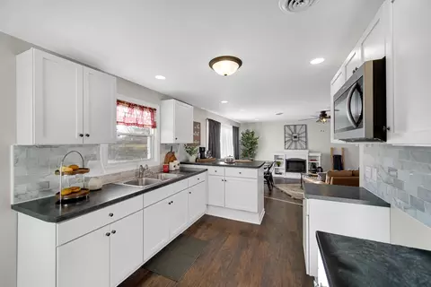 Kitchen - 2414 Waldron Rd, Kankakee, IL 60901 photo 2 of 5