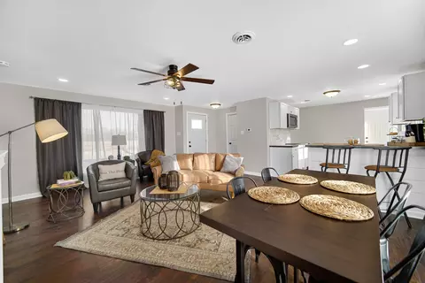 Living - 2414 Waldron Rd, Kankakee, IL 60901 photo 4 of 5