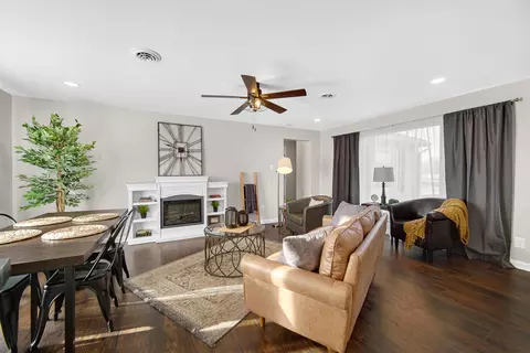 Living - 2414 Waldron Rd, Kankakee, IL 60901 photo 3 of 5