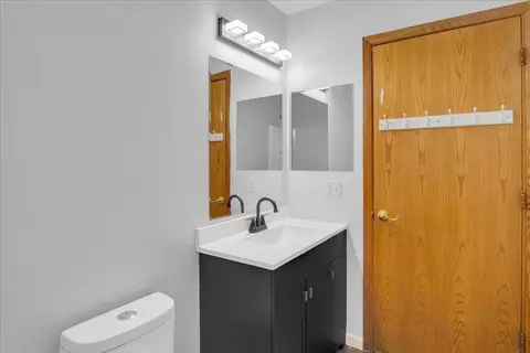 Bath - 317 Peppertree Ln, Aurora, IL 60504 photo 3 of 3
