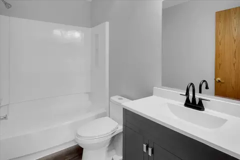 Bath - 317 Peppertree Ln, Aurora, IL 60504 photo 2 of 3