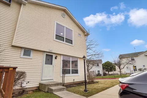 317 Peppertree Ln, Aurora, IL 60504