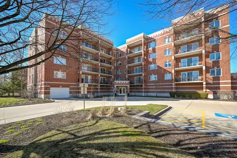 455 W Front St #206, Wheaton, IL 60187