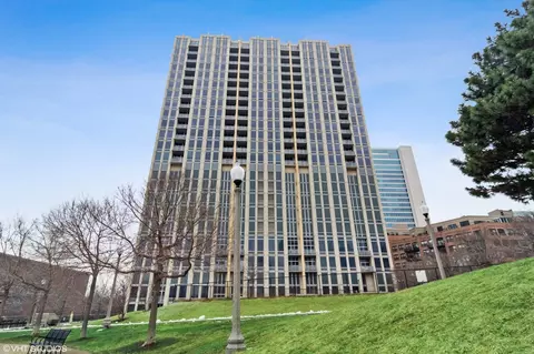700 N Larrabee St #802, Chicago, IL 60610