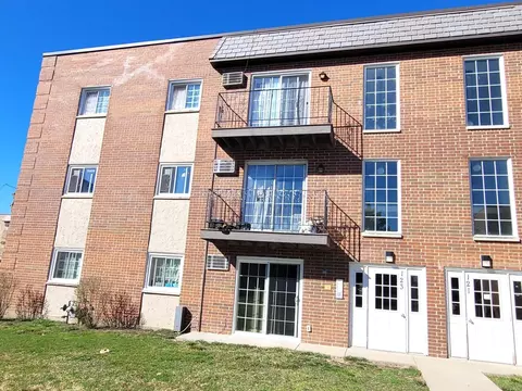 123 W Elk Trl #223, Carol Stream, IL 60188