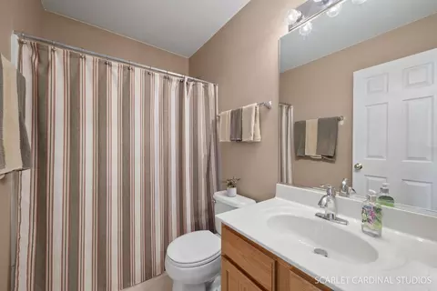 Bath - 2890 Coastal Dr, Aurora, IL 60503 photo 4 of 4