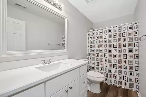 Bath - 272 Comstock Dr, Elgin, IL 60124 photo 4 of 4
