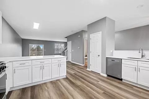Kitchen - 272 Comstock Dr, Elgin, IL 60124 photo 2 of 3