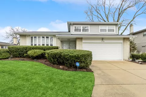2406 E Michael Manor Ln, Arlington Heights, IL 60004