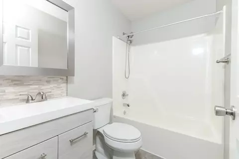 Bath - 3410 Cornelius Dr, Bloomington, IL 61704 photo 2 of 2