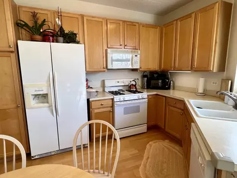 Kitchen - 715 Astor Ln #403, Wheeling, IL 60090 photo 3 of 3