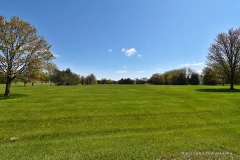 37133 N Fox Hill Dr, Wadsworth, IL 60083