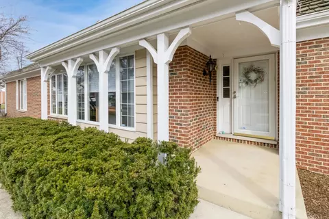 1395 Shire Cir, Inverness, IL 60067
