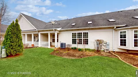 Exterior - 1012 Pinehurst Ct, Elgin, IL 60124 photo 5 of 10