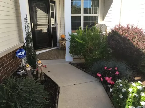Exterior - 1012 Pinehurst Ct, Elgin, IL 60124 photo 3 of 10