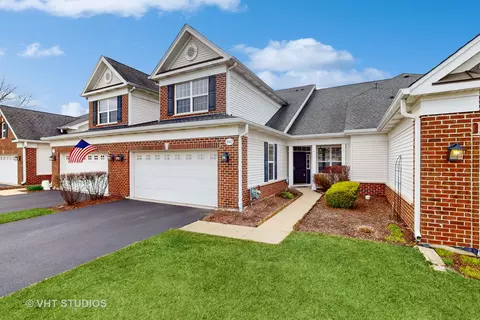 Exterior - 1012 Pinehurst Ct, Elgin, IL 60124 photo 2 of 10