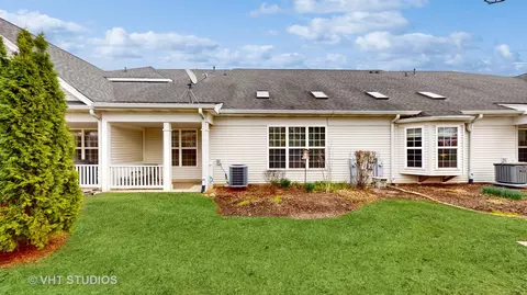 Exterior - 1012 Pinehurst Ct, Elgin, IL 60124 photo 6 of 10