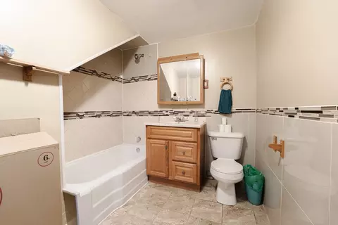 Bath - 40 E 151st St, Harvey, IL 60426 photo 2 of 5