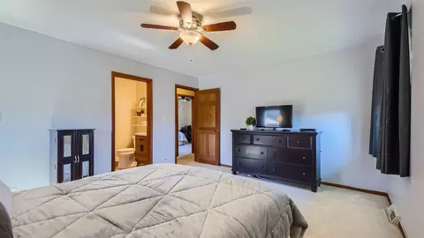 Bedroom - 4105 Mason Dr, Hoffman Estates, IL 60192 photo 3 of 8
