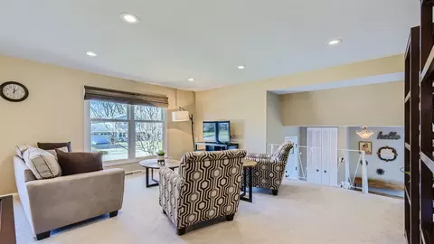 Living - 4105 Mason Dr, Hoffman Estates, IL 60192 photo 2 of 7