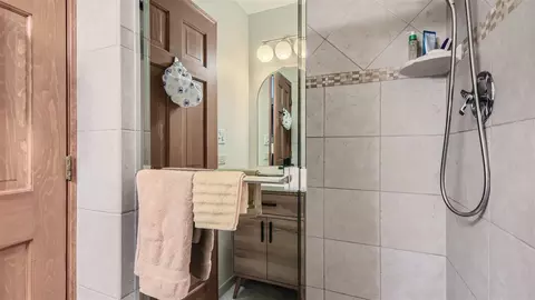 Bath - 4105 Mason Dr, Hoffman Estates, IL 60192 photo 2 of 4