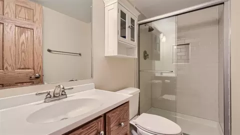 Bath - 4105 Mason Dr, Hoffman Estates, IL 60192 photo 4 of 4