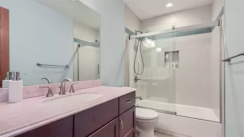 Bath - 4105 Mason Dr, Hoffman Estates, IL 60192 photo 3 of 4