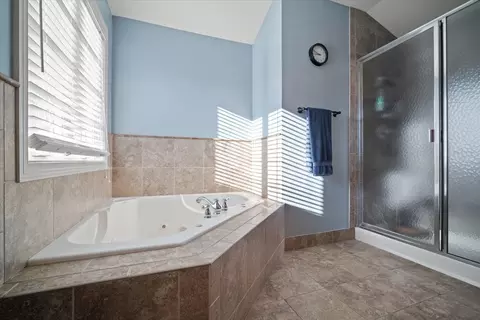 Bath - 1706 Pfitzer Rd, Normal, IL 61761 photo 2 of 4