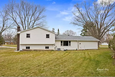 Exterior - 2900 S Southbrook Dr, Kankakee, IL 60901 photo 6 of 7