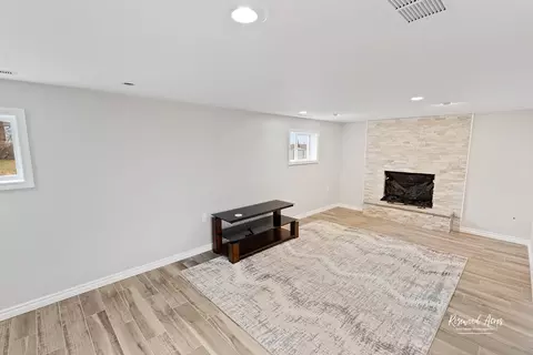 Living - 2900 S Southbrook Dr, Kankakee, IL 60901 photo 2 of 3