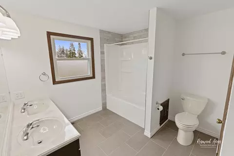 Bath - 2900 S Southbrook Dr, Kankakee, IL 60901 photo 2 of 2