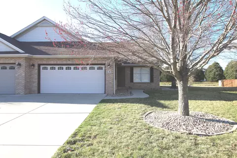 3 Lone Oak Ct, Bloomington, IL 61705