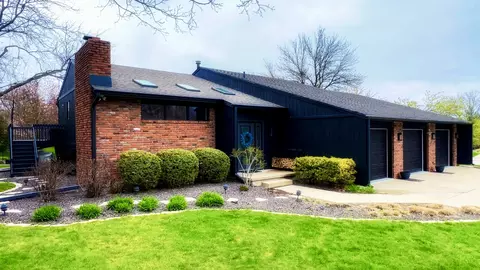 1 Bedford Ct, Bloomington, IL 61704